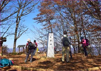 三頭山