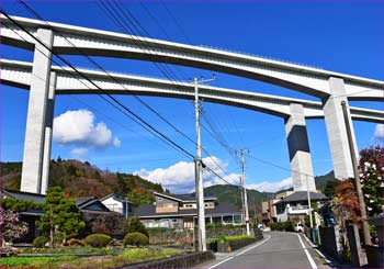 新東名陸橋