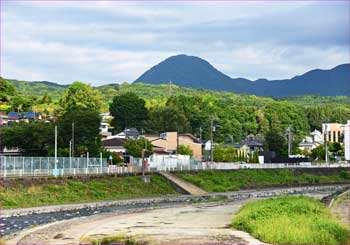 狩川に矢倉岳