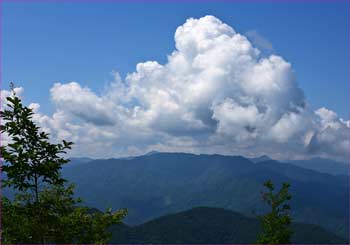 雲湧く