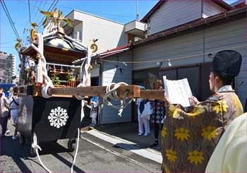 神主がミコトを