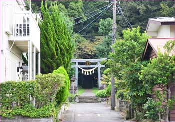 諏訪神社入り口