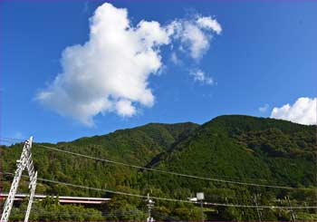 雲湧く