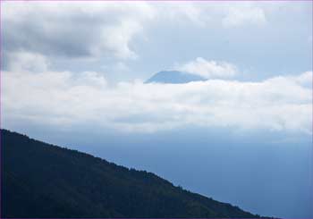 雲間の富士