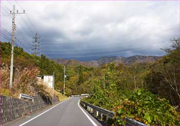 山は雲に