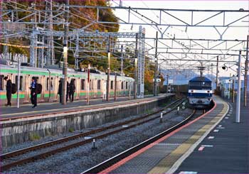 根府川駅で