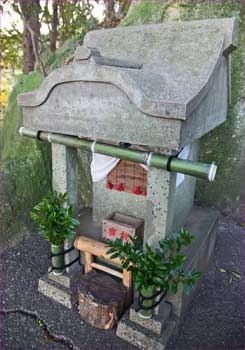 裏手の神社が