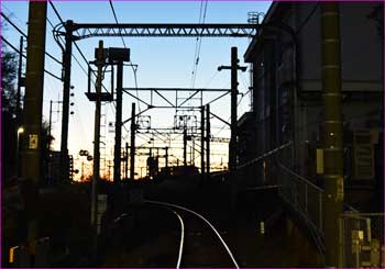 未明の国府津駅