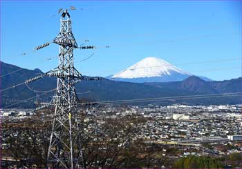 送電鉄塔と富士