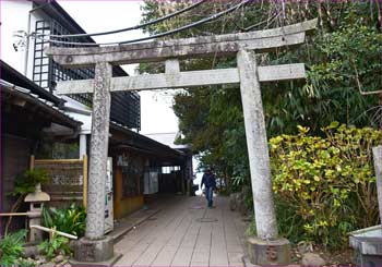 岩屋への鳥居