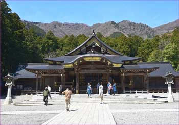 弥彦神社社殿