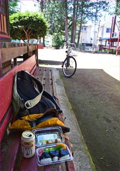 神社で昼餉