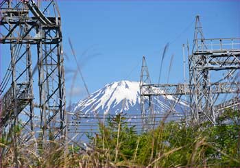 変電所と富士