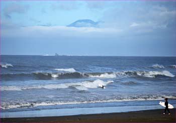 富士山雲間に