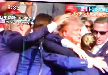 トランプ撃たれる