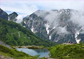 岳に雲が