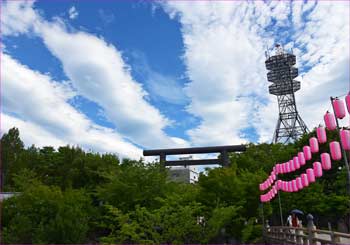 四柱神社の空