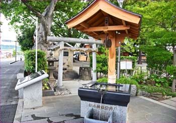 神社前の井戸