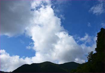 白雲湧いて