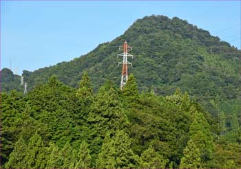 御前山と送電線