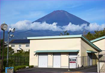 神社の裏手の富士