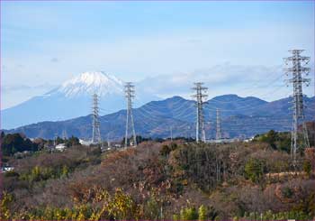 送電鉄塔と富士