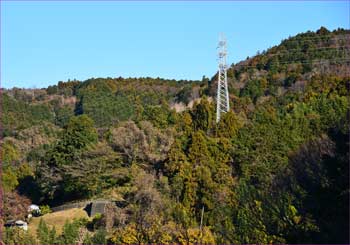 尾根の送電鉄塔