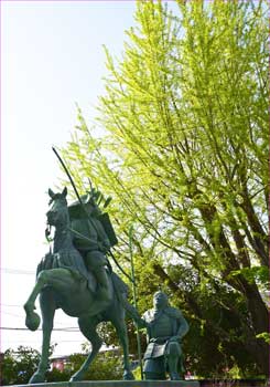 義経像