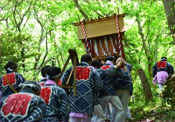 山中を神輿が