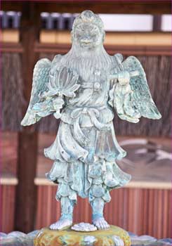 手水舎の天狗