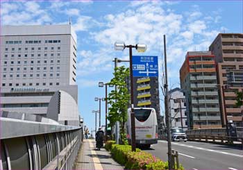街道を