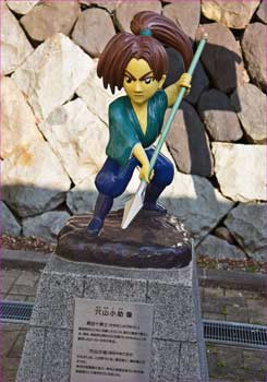 穴山小助像