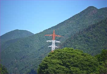 鉄塔と山