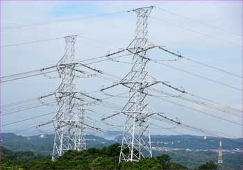 送電鉄塔二つ
