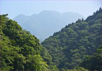 山は霞んで