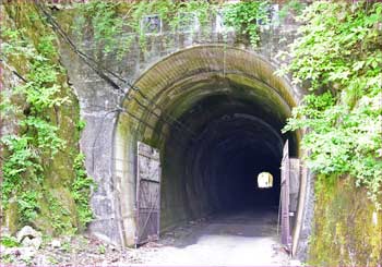 石崩隧道