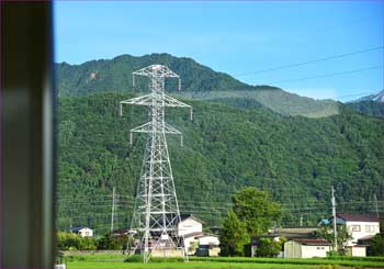 車窓の送電鉄塔