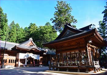 拝殿と神楽殿
