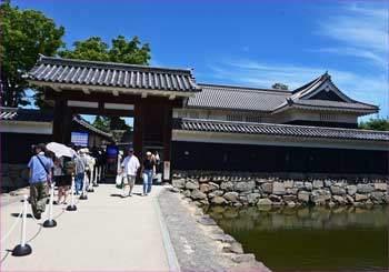松本城入り口