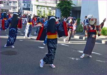 通りを盆踊りが
