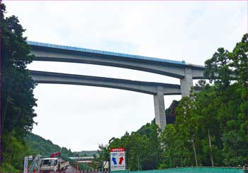 新東名陸橋