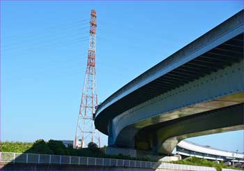 鉄塔と圏央道