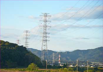 送電鉄塔眺めて