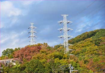 鉄塔が山越えて