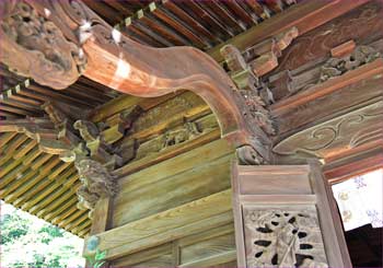 拝殿の虹梁