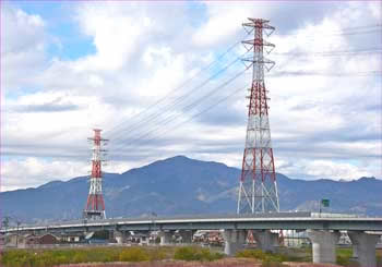 大山と送電鉄塔