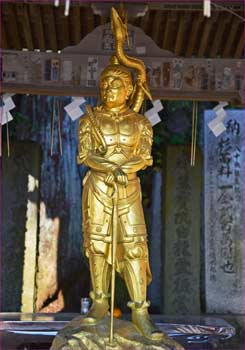 手水舎の金剛像