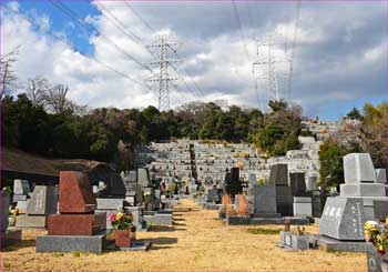 霊園雲湧いて