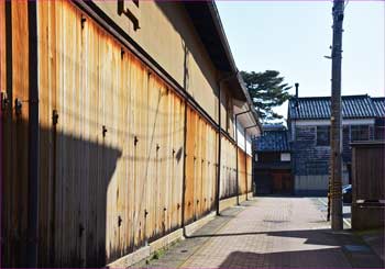 板塀の家並みへ