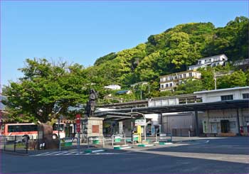 湯河原駅前